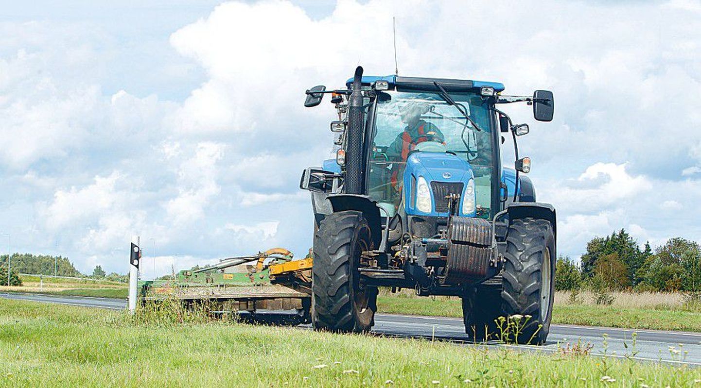 Во вторник трактор одной частной фирмы по обслуживанию дорог косил траву на обочине Тартуского шоссе. Большая часть таких работ может перейти госфирмам.
