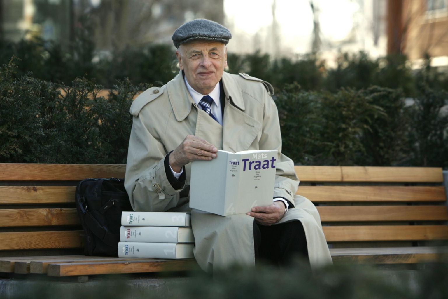 Kirjanik Mats Traat 2010. aastal oma kogutud teoste köidetega. 