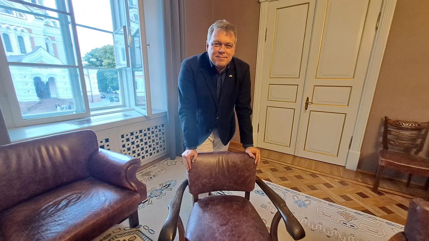 Riigikogu esimees Lauri Hussar oma kabinetis Toompeal.