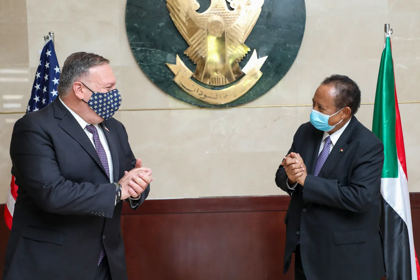 Mike Pompeo ja Abdalla Hamdok Hartumis.