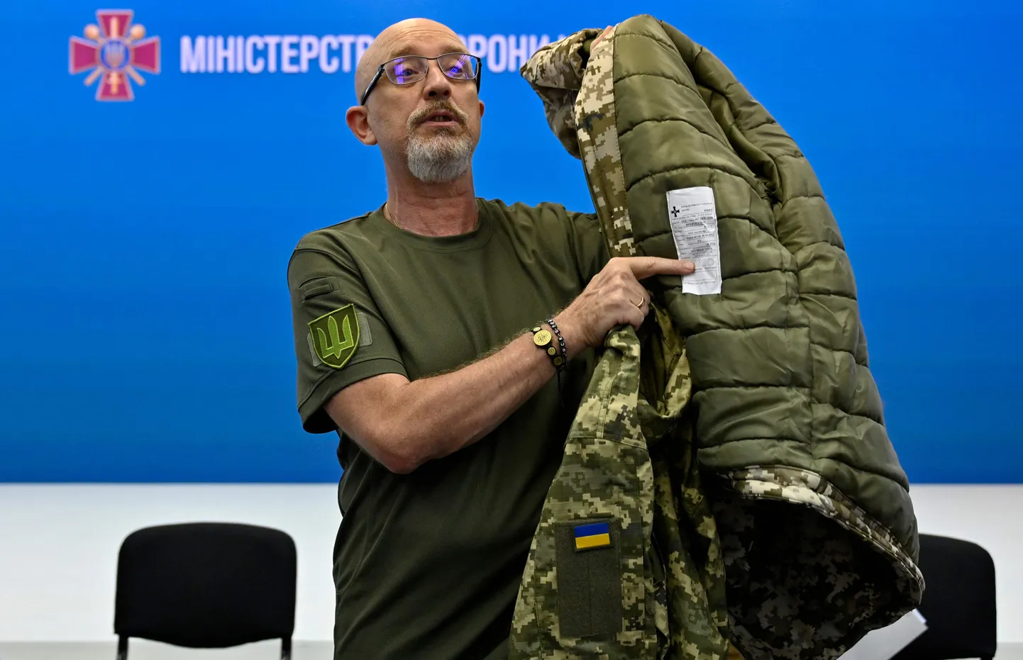 Ukraina kaitseminister Oleksi Reznikov näitab üleeilsel pressikonverentsil talvejakke, mida väidetavalt Türgi firmalt Vector Avia osteti