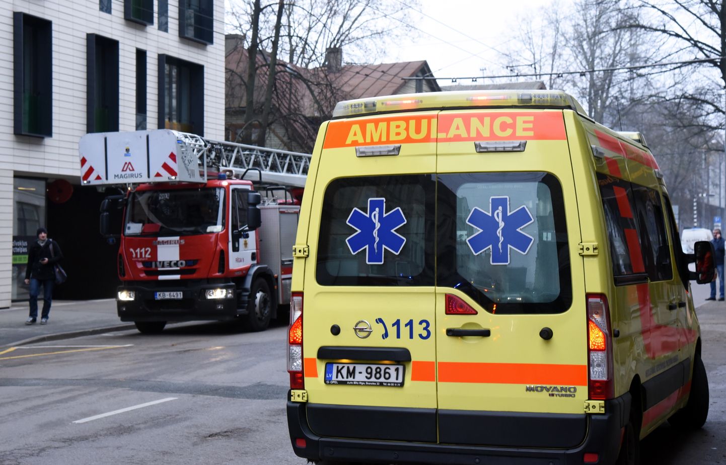 Valsts ugunsdzēsības un glābšanas dienesta un Neatliekamās medicīniskās palīdzības dienesta automašīnas. Ilustratīvs attēls
