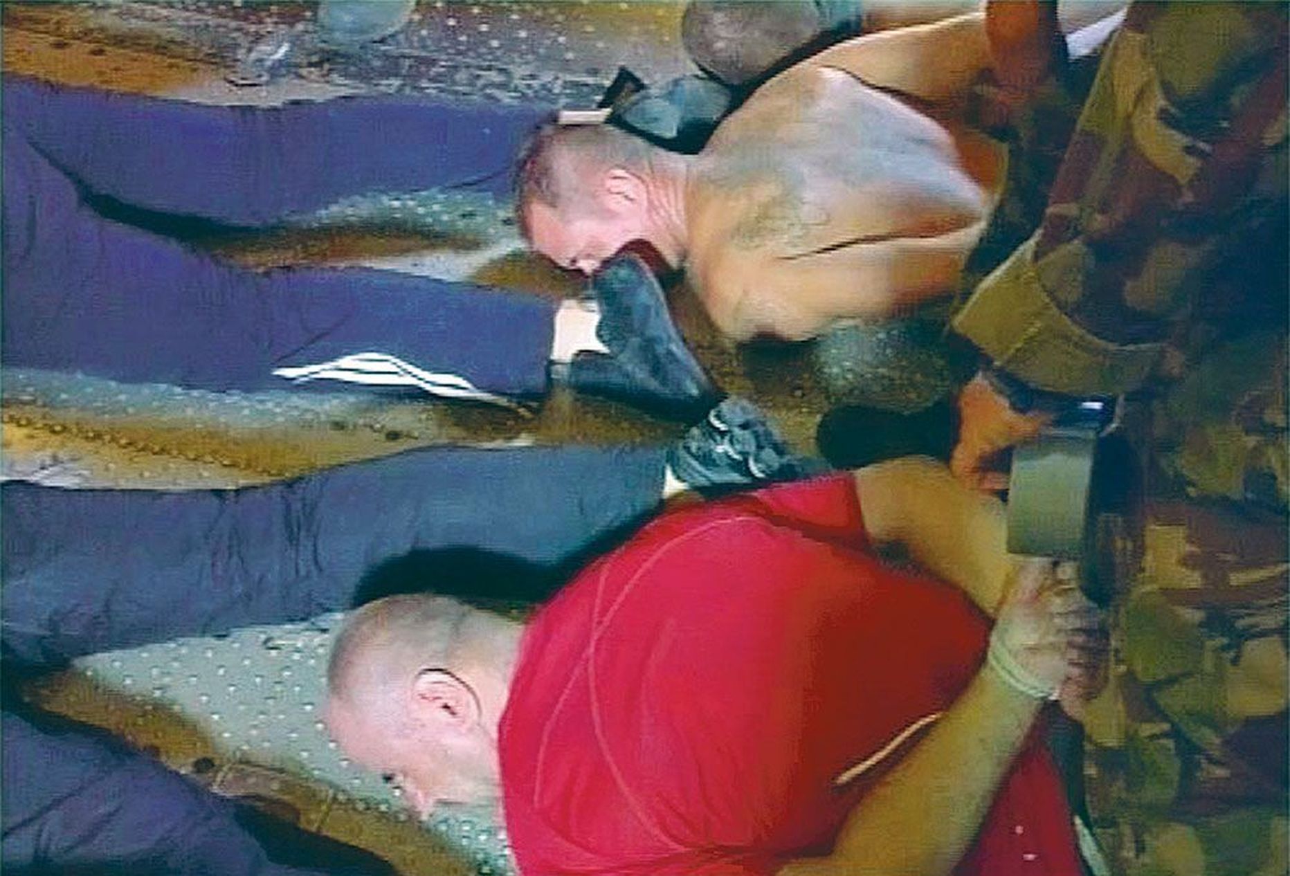 Venemaa televisoonis 21. augustil 2009 näidatud kaader kaubalaeva Artic Sea kaaperdajatest. Vene sõjaväelased võtsid mehed kinni neli päeva varem.