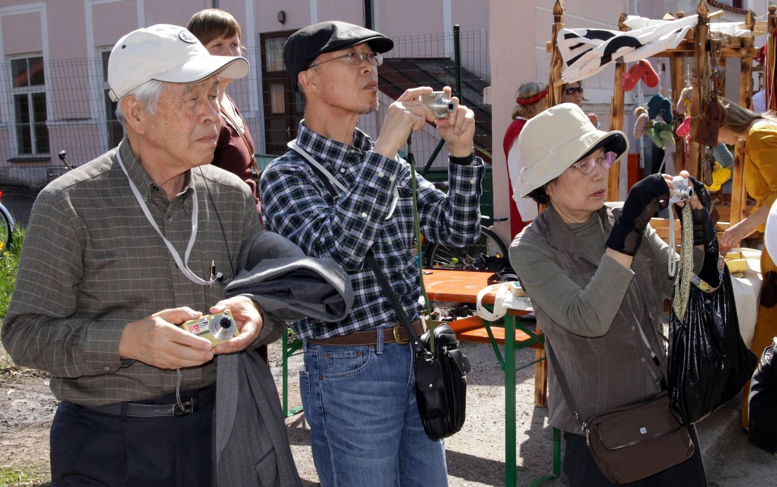 Aasia turistid suvepealinna avastamas.