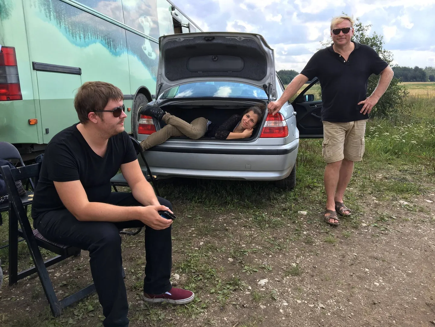 REIN NETTAN (paremal) võtteplatsil 2016. aasta suvel koos visuaalefektide looja Sander Tuvikese ja näitleja Triin Tensoga.