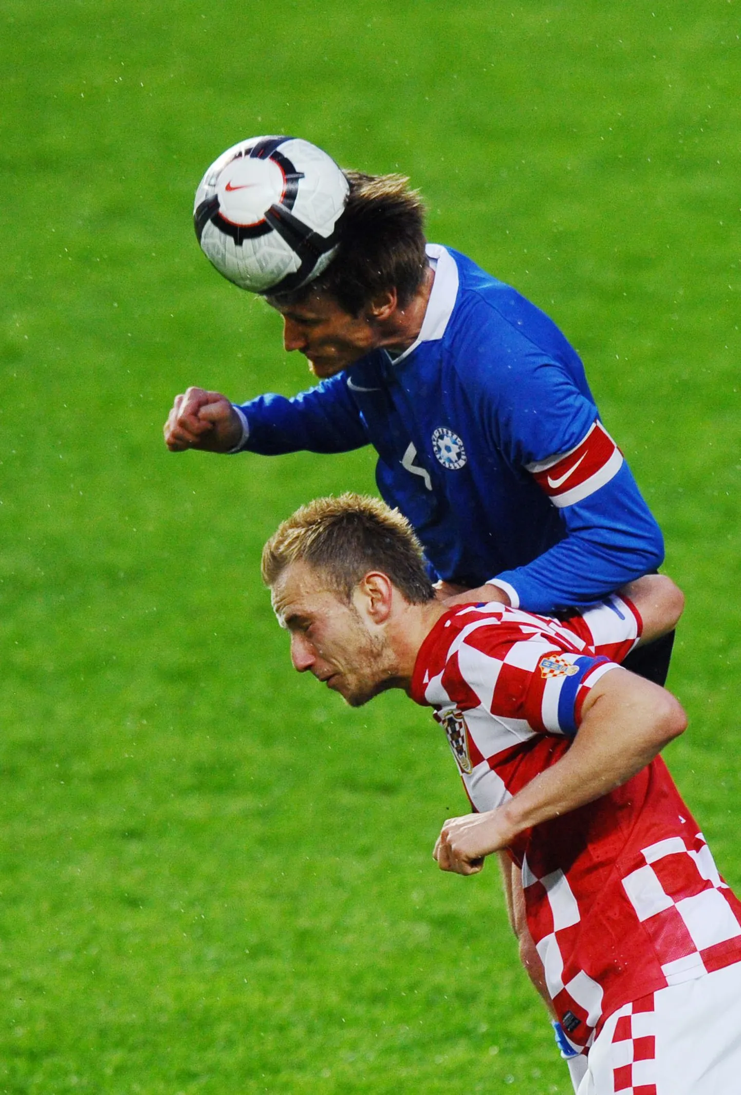 Raio Piiroja (sininses särgis) palli pärast võitlemas.