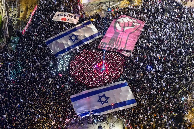 Вид сверху на небывалую по масштабу акцию протеста против судебной реформы в Израиле, Тель-Авив, 11 марта 2023 года.