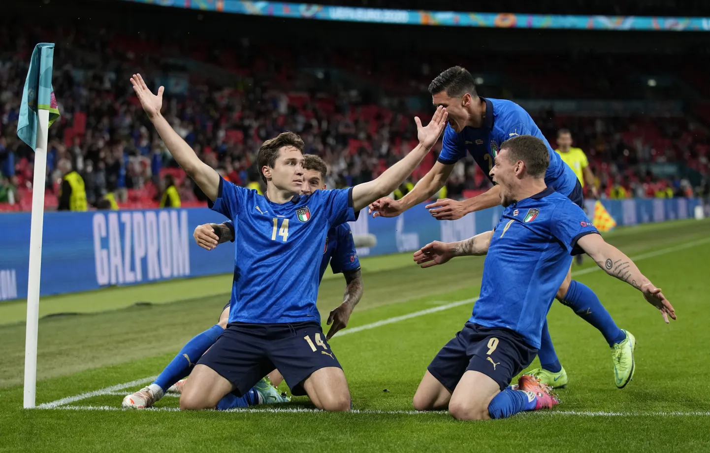 Itaallased tähistamas esimest Austria võrku löödud väravat.
