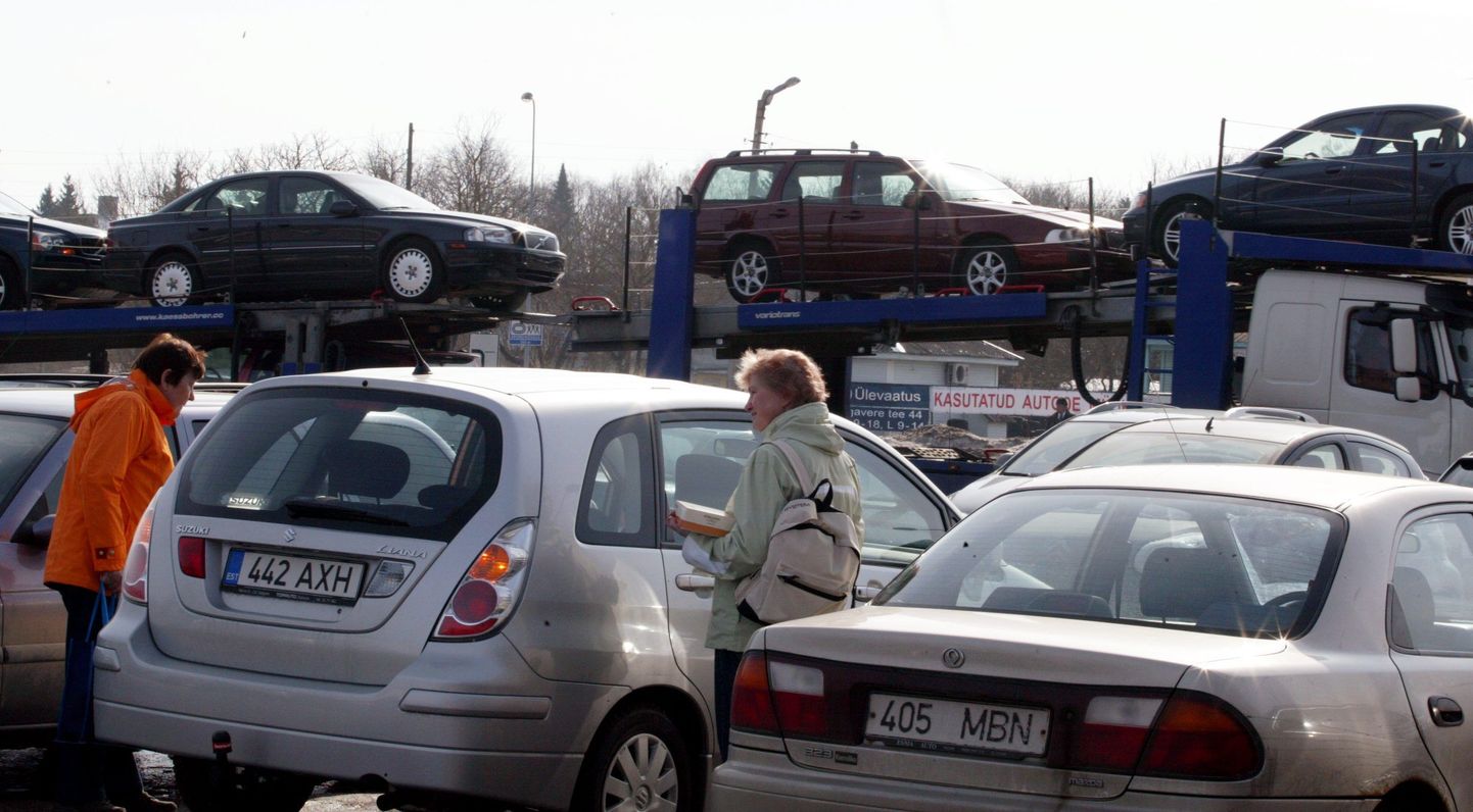 Rakveres asuva Tika Auto kasutatud sõidukite müügiplats.