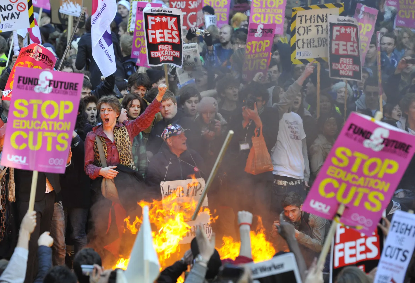 Британские студенты протестуют против повышения платы за учебу.