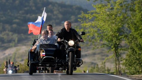VIDEO ⟩ Putini mootorrattagäng Ööhundid lõid kampa separatistlike serblastega