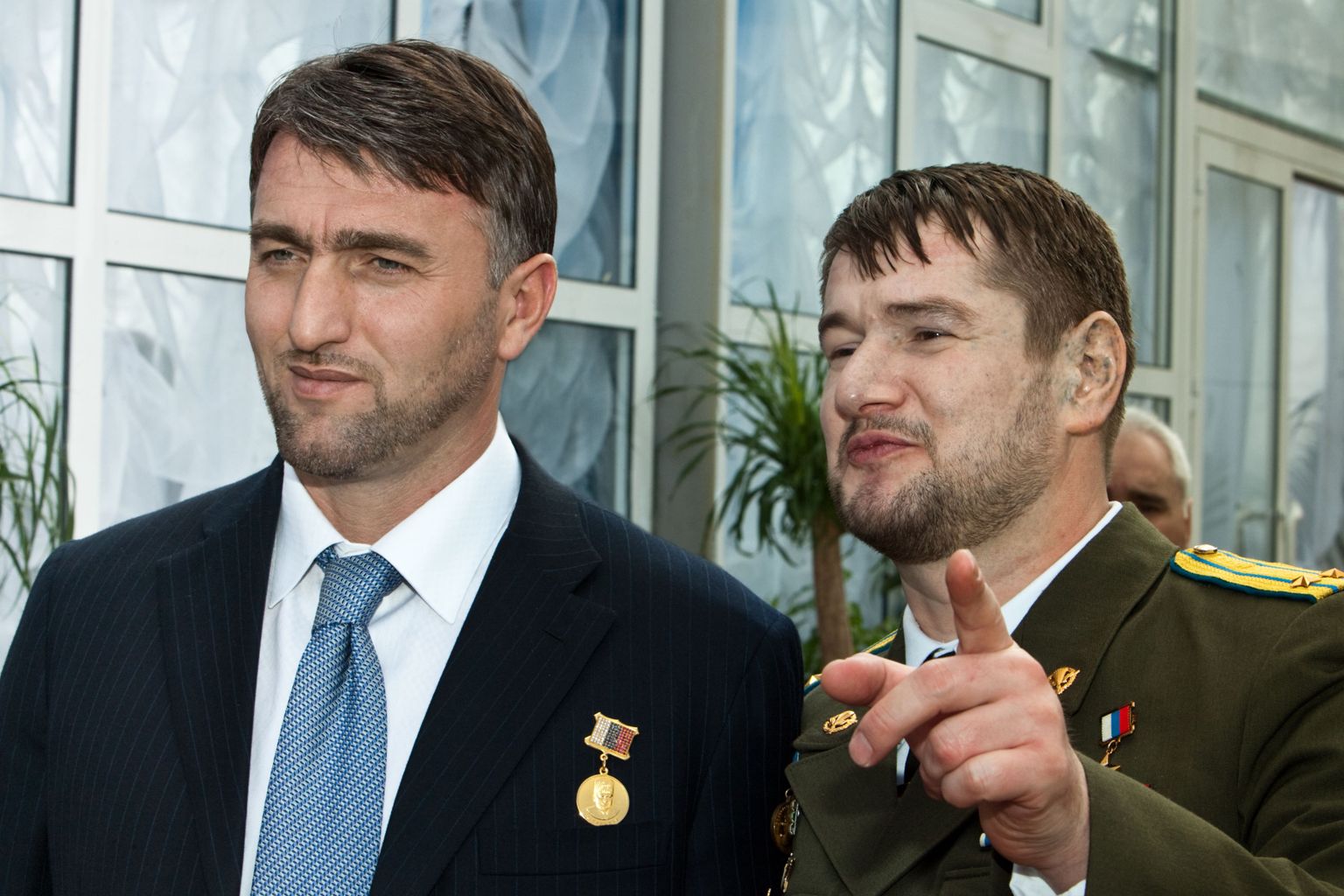 Tšetšeenia endine väekomandör Sulim Jamadajev (paremal) ja endine Tšetšeenia asepeaminister Adam Delimhanov, keda kahtlustatakse Jamadajevi mõrva tellimises.