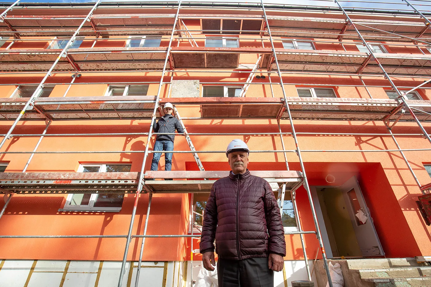 Varsti valmib: rekonstrueeritava üürimaja juures toimuvate töödega võib vallavalitsuse majandusosakonna juht Urmas Kupp (esiplaanil) rahule jääda, OÜ Rennes töömehed ja ehitusettevõtte juhatuse liige Kristjan Keemu saavad temalt vaid kiitva hinnangu.
