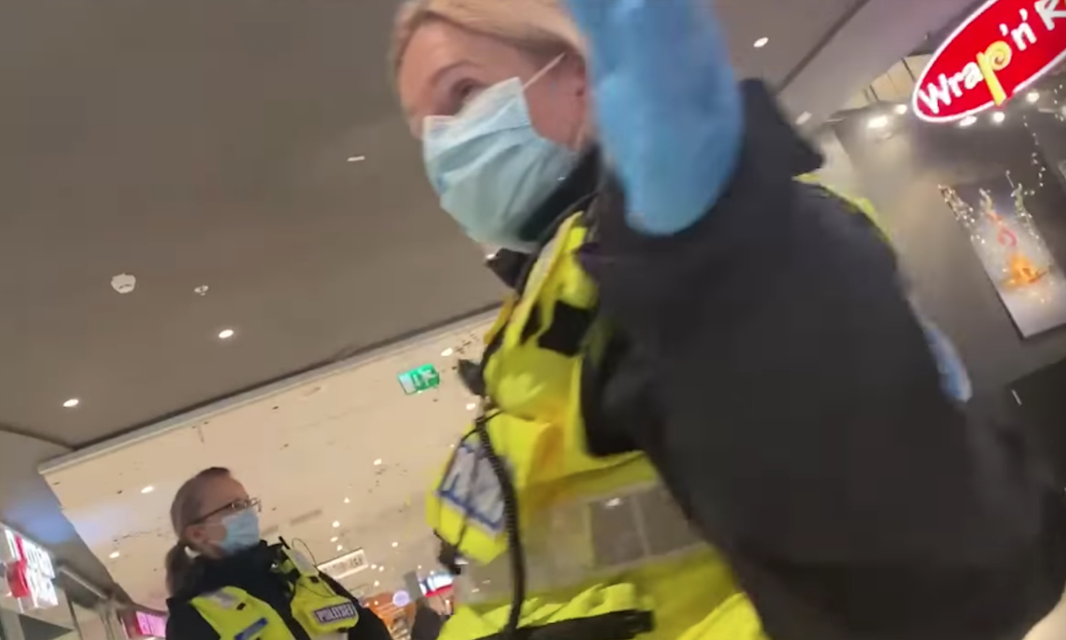 Tallinnas kaubanduskeskuses maske kontrollinud politseinik soovis maskita mehele kõike muud kui head tervist.