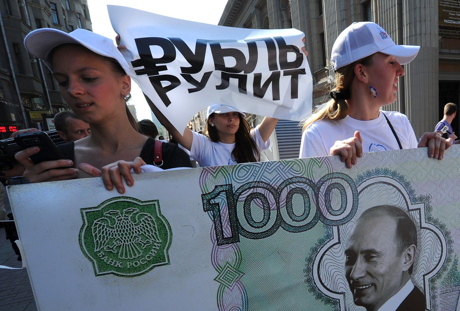 «Rubla ruulib» teatab loosung Putini pooldajate meeleavaldusel 2011. aastal.