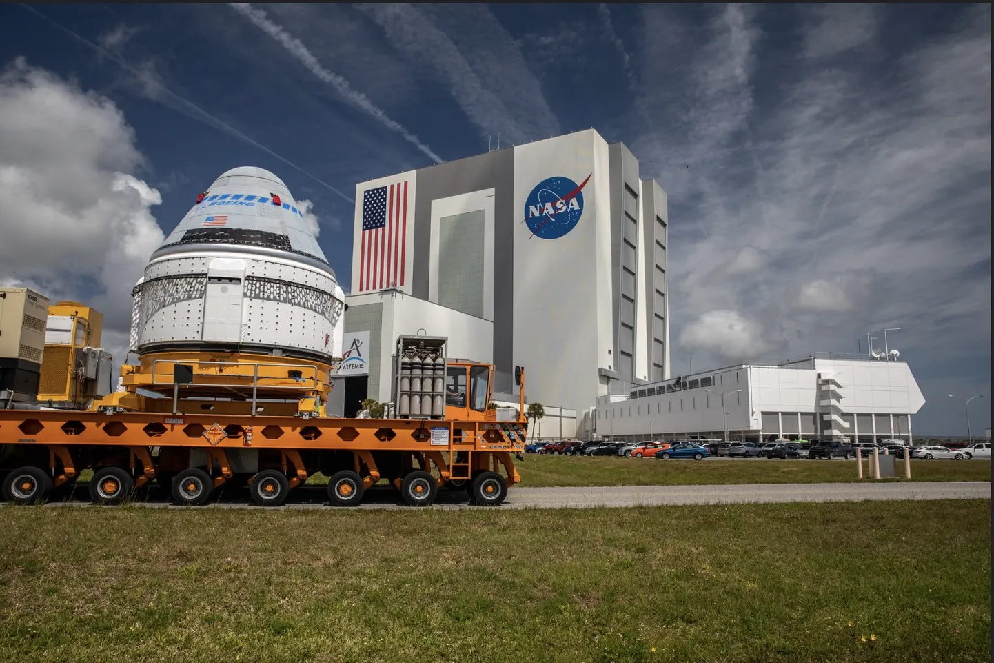 Starlineri kosmosesõiduk liikumas 2022. aastal NASA montaažiangaari.