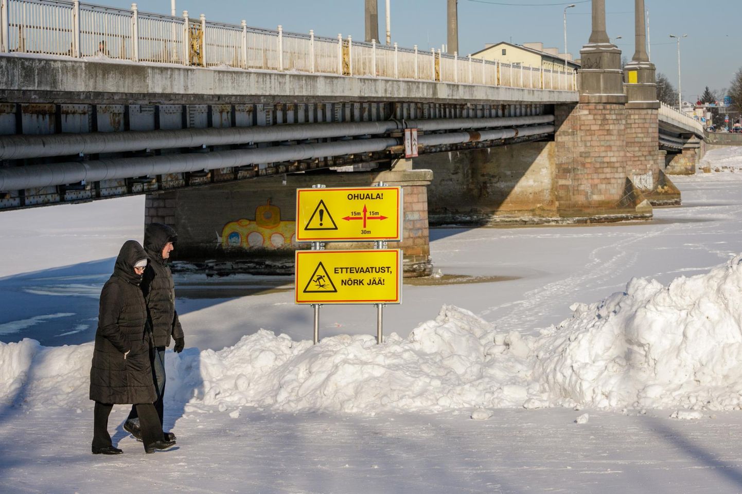 Ala, kus kaugjahutustorustiku puhastamise tõttu on jää õhem, on 30 meetrit lai ja ulatub silla esimese sambani.