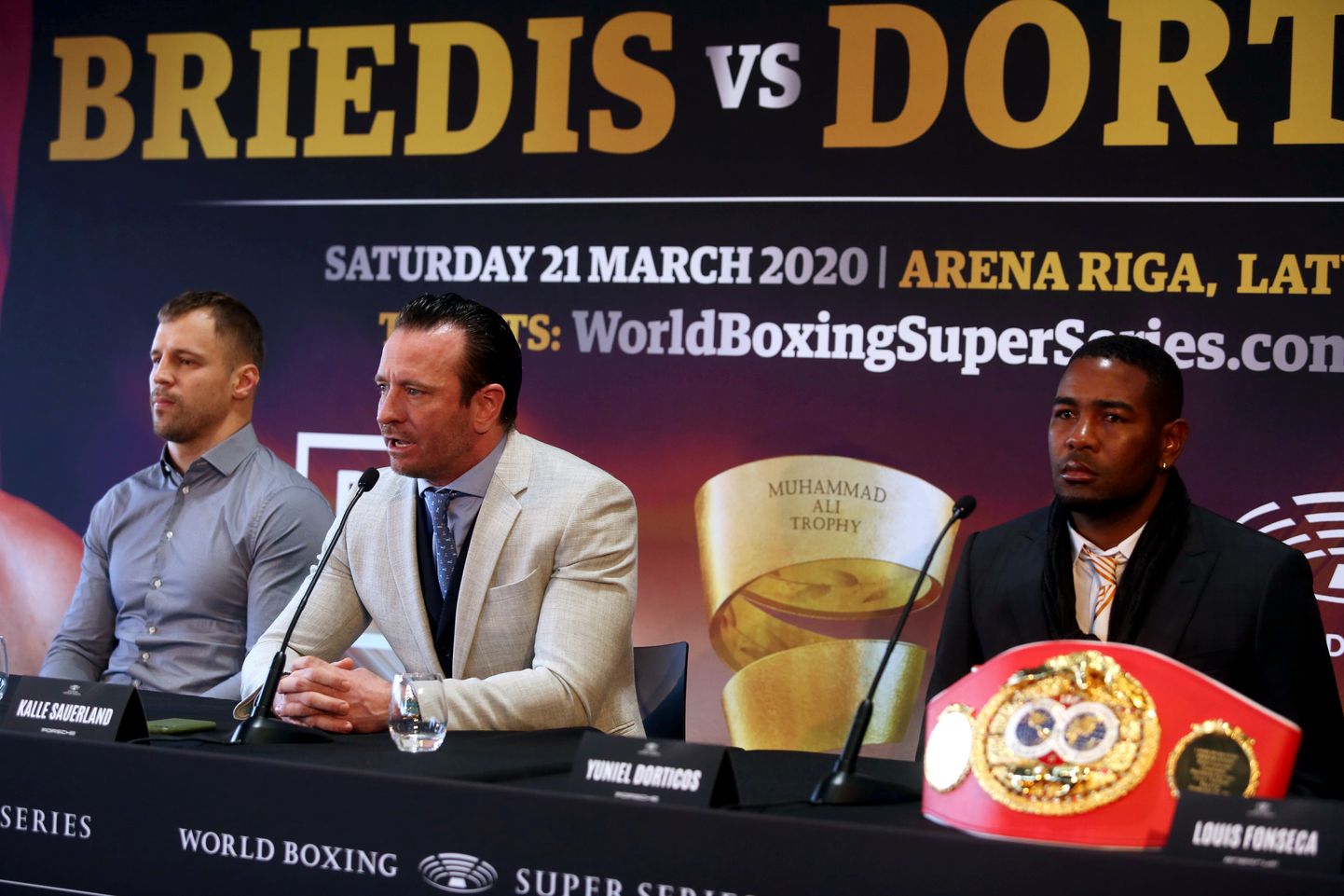 Mairis Briedis (no kreisās), Pasaules boksa supersērijas organizators Kalle Zauerlands un kubietis Juniers Dortikoss