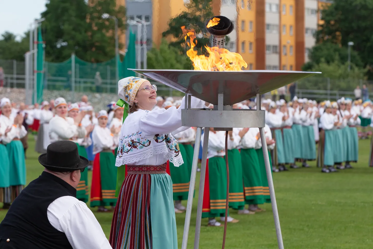 Peotule süütas Virumaa tantsupeo pealavastaja Marju Aul.