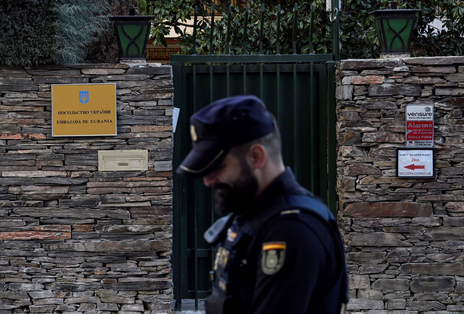 Hispaania politseinik valves Ukraina Madridi saatkonna ees.