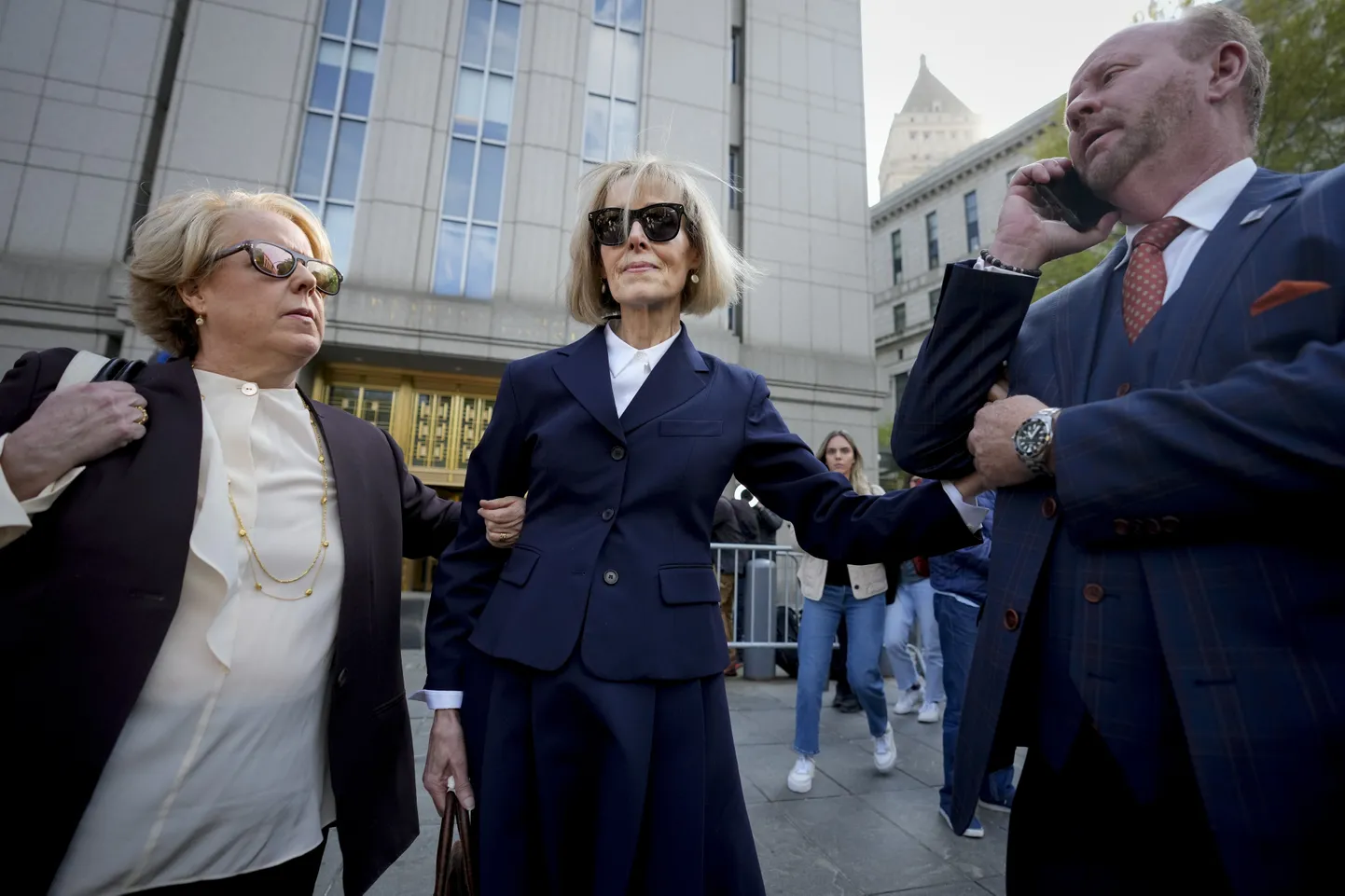 Ajakirjanik E. Jean Carroll 26. aprillil 2023 New Yorgi kohtumajja saabumas.