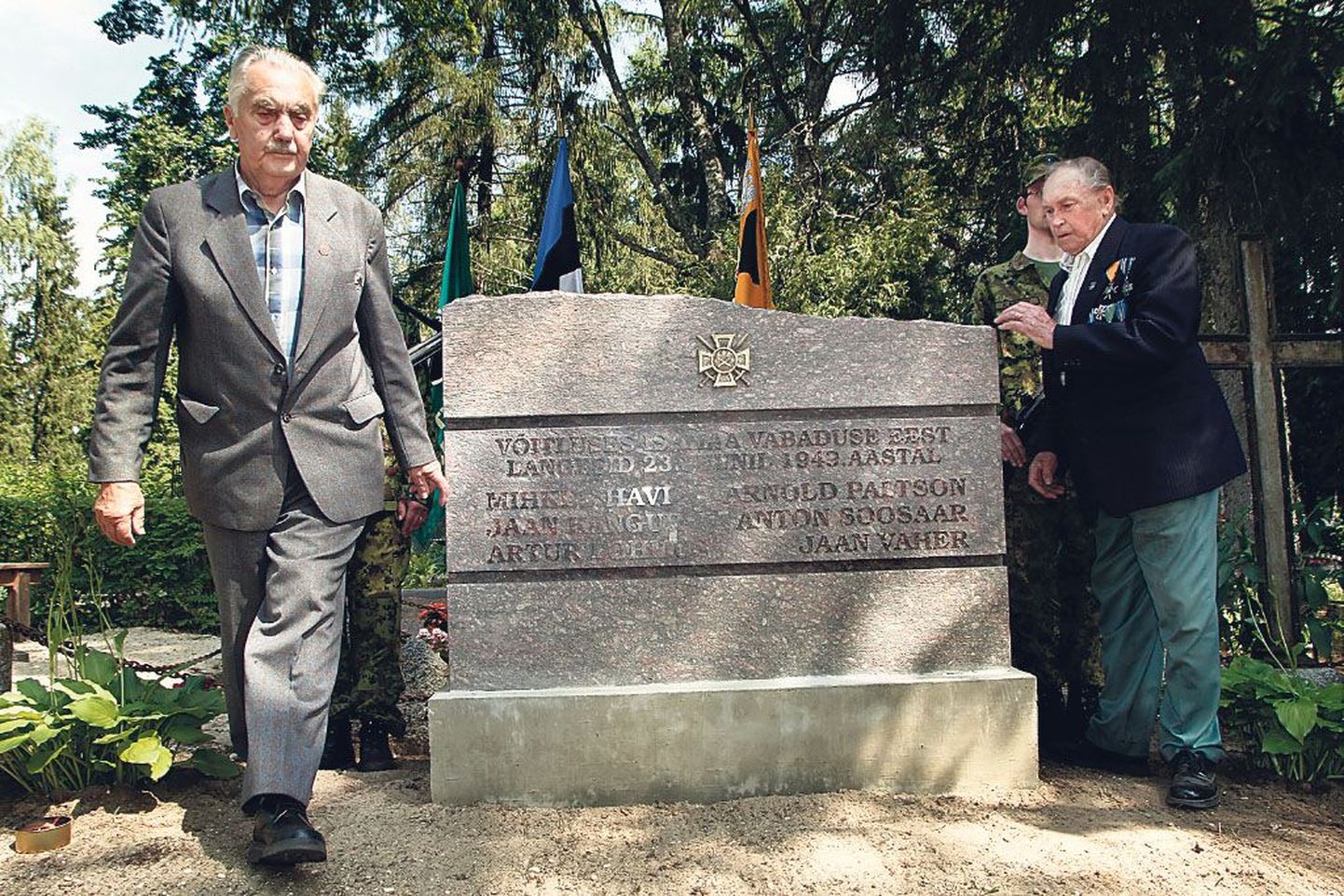 Mihkli kalmistul eemaldasid kuue metsavenna nimega hauatähiselt katte kunagised metsavennad Arnold Ojaste (vasakul) ja Osvald Saulep.