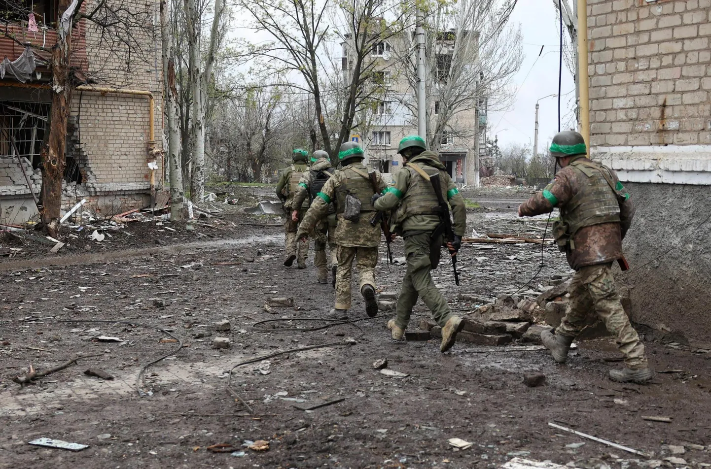 Ukraina sõdurid Bahmuti linnas 23. aprillil.