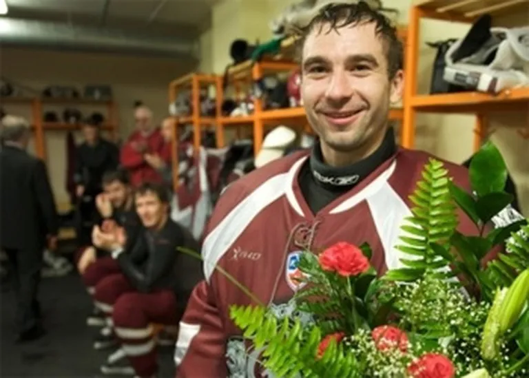 2008. gada 14. septembris, Rīga. Edgars Masaļskis pozē fotogrāfam pēc pirmās sausās spēles sezonā, kurā "Dinamo" ar 2:0 pārspēja "Atlant".