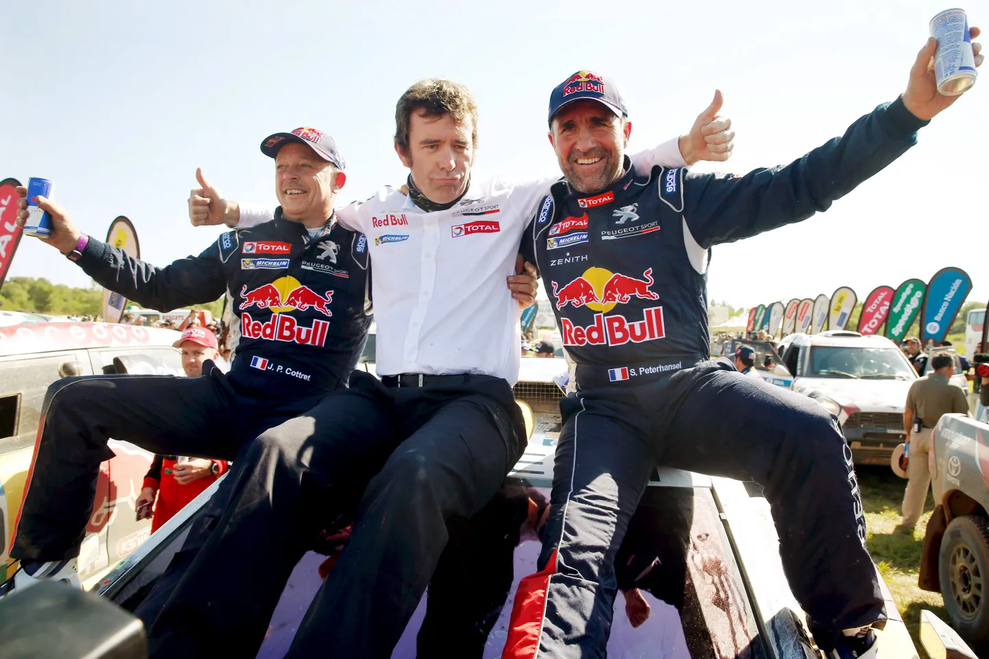 Stephane Peterhansel (paremal) koos kaaspiloodi Jean Paul Cottret'ga (vasakul) ja Peugeot' spordidirektori Bruno Faminiga.