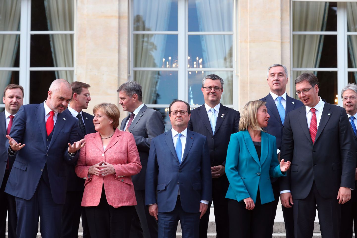 Angela Merkel ning Francois Hollande kolleegidega Balkani riikidest, Austriast ja Itaaliast.