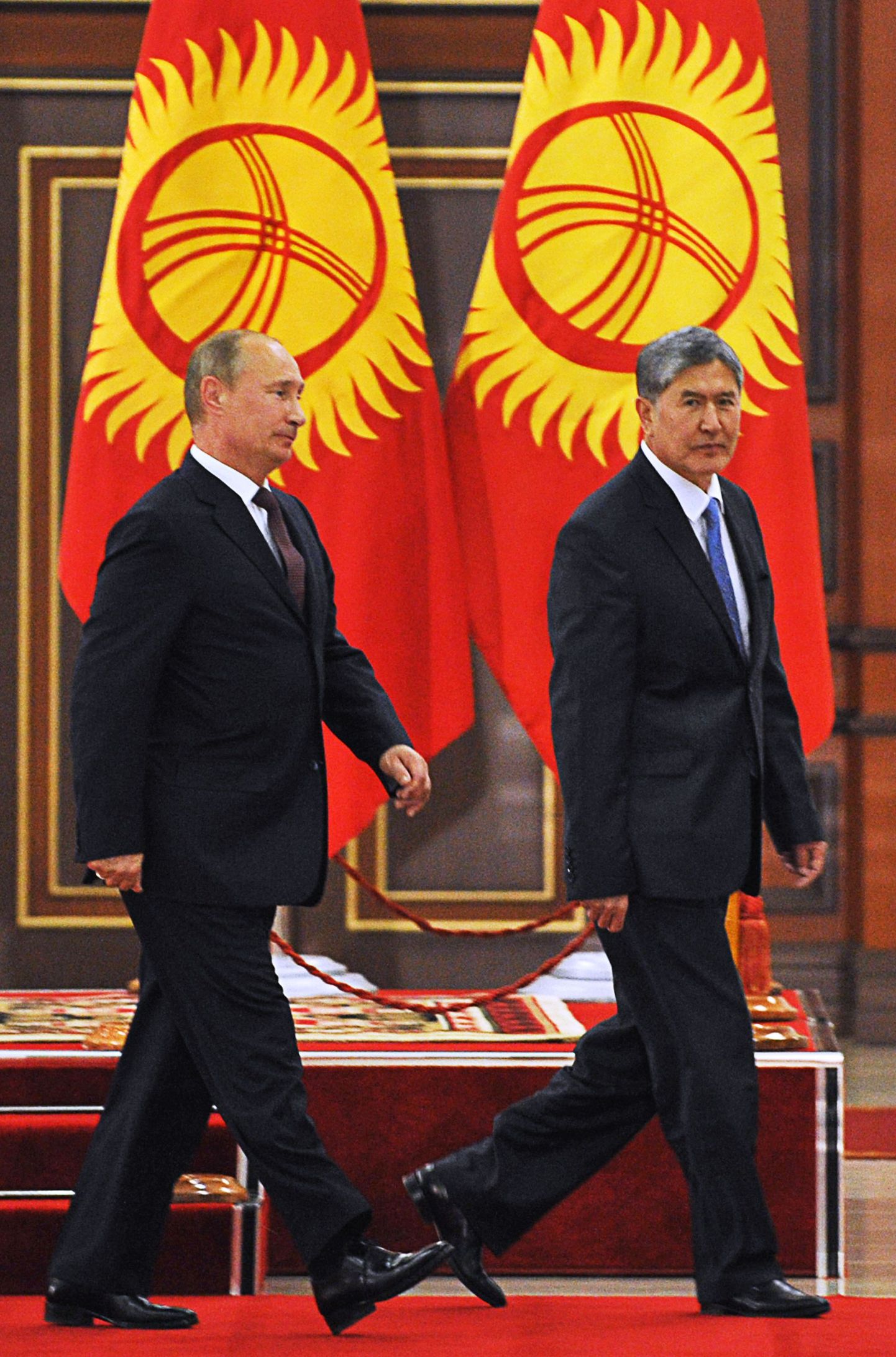 Paremal Kõrgõzstani president Almazbek Atambajev, vasakul Vladimir Putin