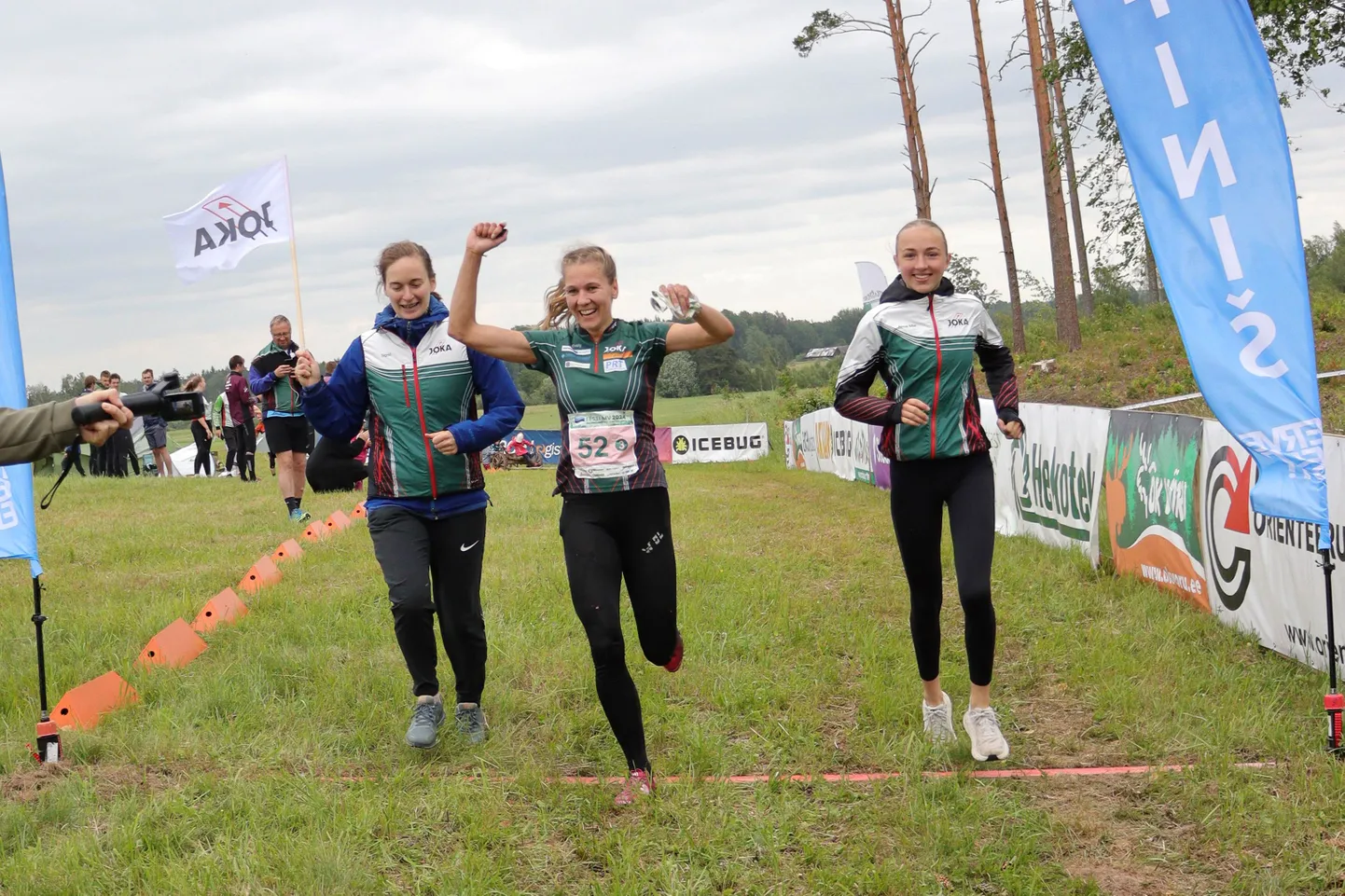 JOKA kuldne naiskond Sigrid Ruul, Evely Kaasiku, Anna Mia Atonen võitjatena finišis.