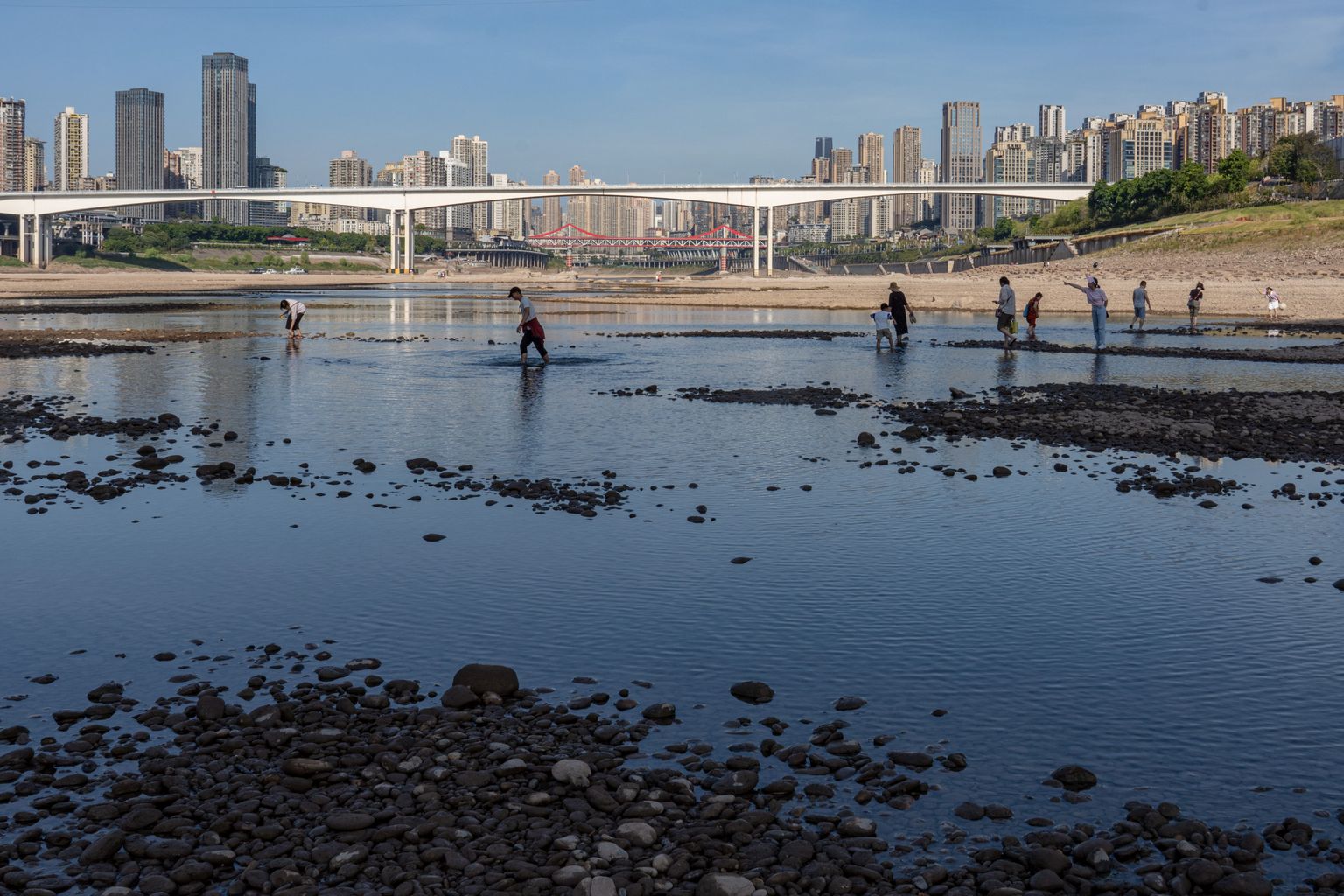 Inimesed jalutavad kuivanud jõesängis Chongqingi linnas.