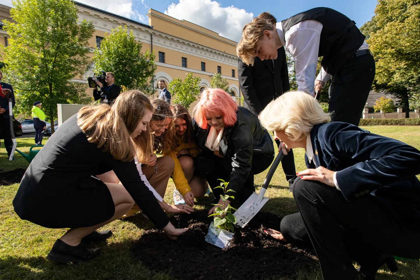 8. septembrī Neatkarības laukumā iestādīti Saeimas simtgadei veltītie ceriņi 'Brīve'