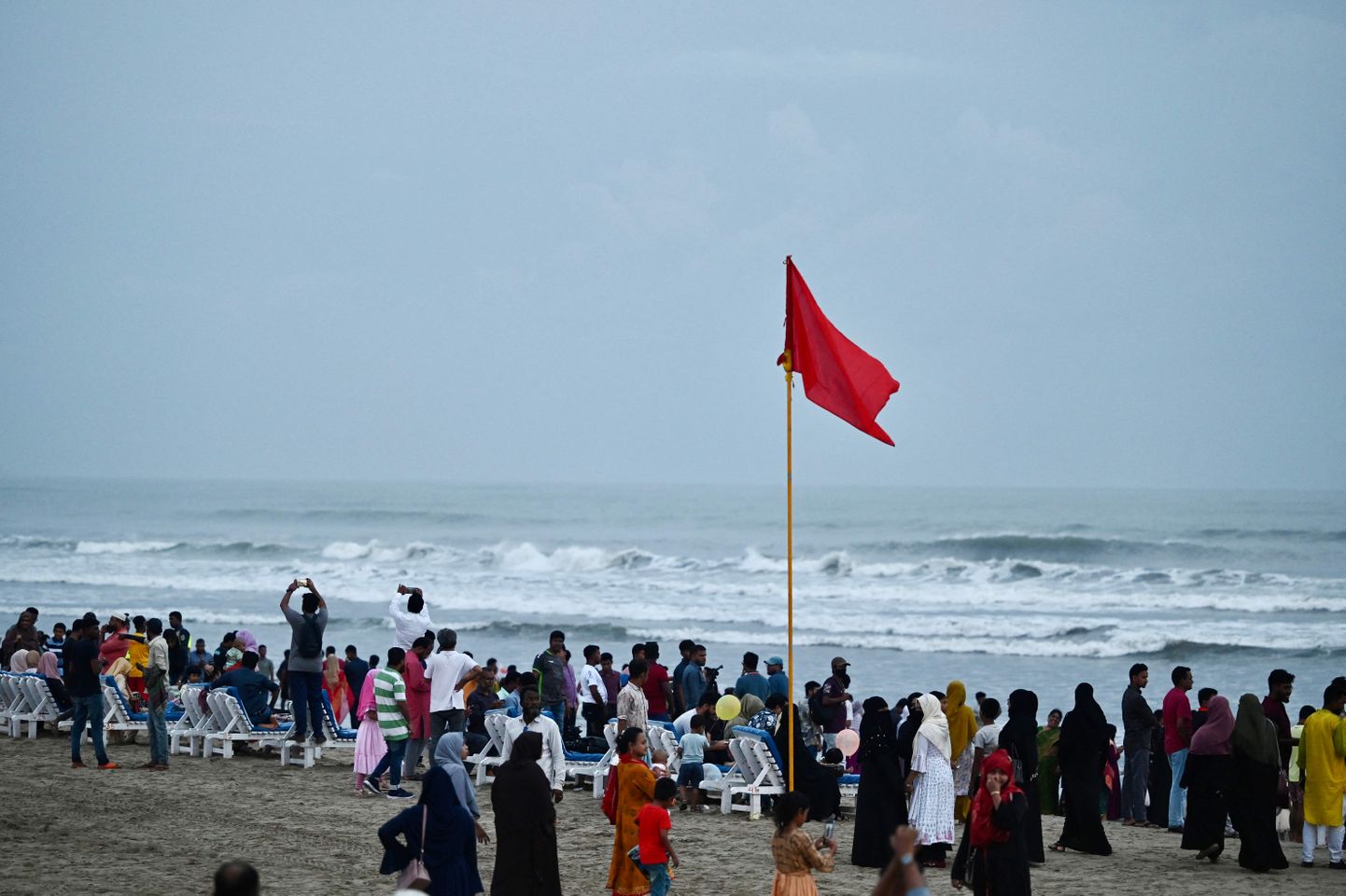 Rahvas Bangladeshi Cox's Bazari rannas tsüklon Mocha saabumise eel. 12. mai 2023.