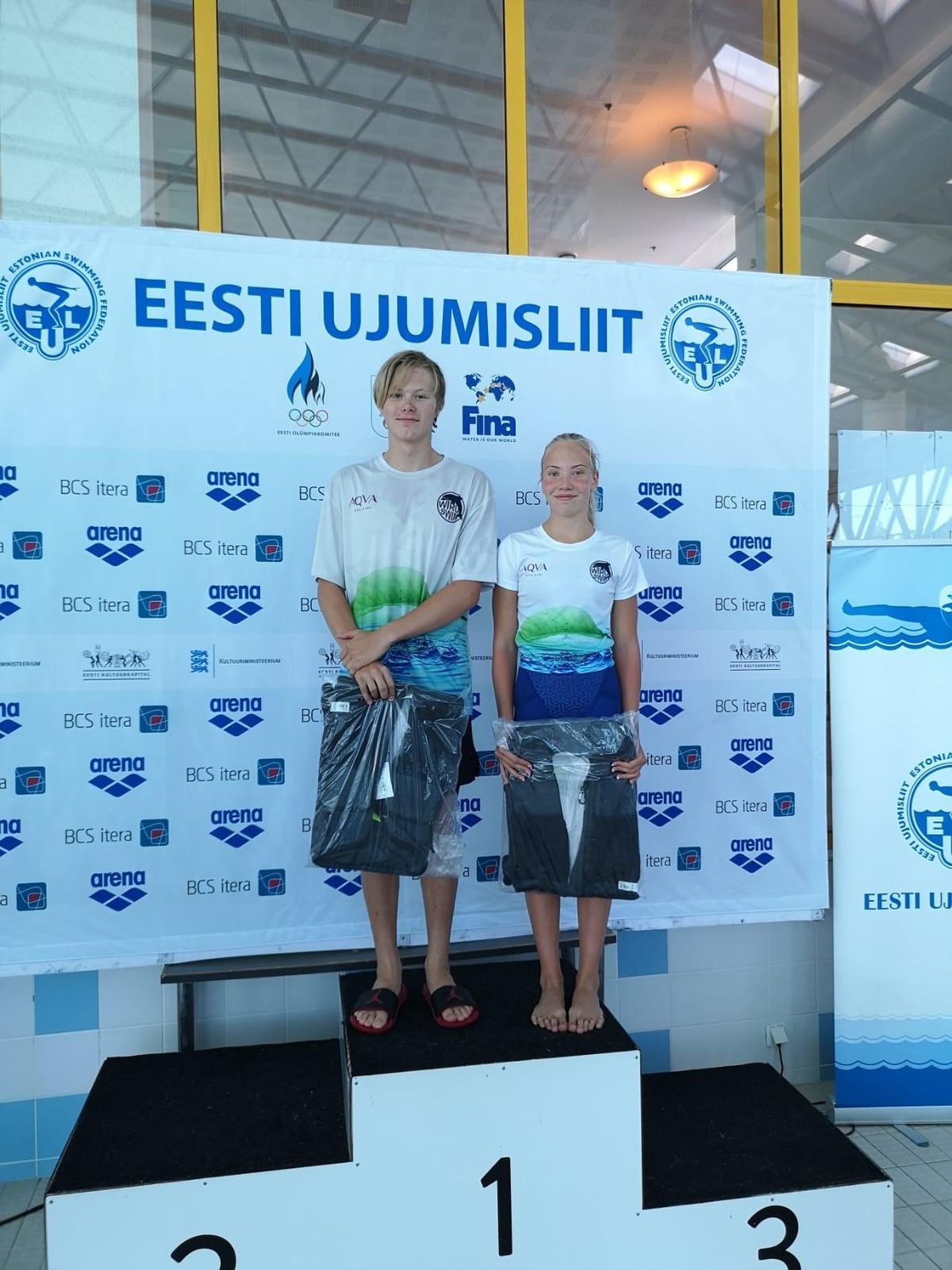 Ujumisklubi Wiru Swim sportlased Jakob Toming ja Mirtel Meimaa tõid ka noortesarja hooaja lõppvõistlustelt koju auhinnalised kohad.