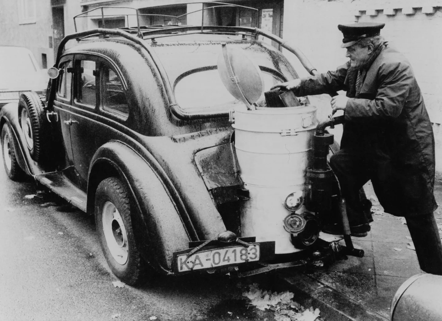 1973. aasta naftakriisi põhjuseks oli OPECi araabia liikmesriikide kütusetarnete peatamine Iisraeli-meelsetesse lääneriikidesse. Pildil on Saksamaal naftakriisi ajal kasutusse võetud 1936. aastal toodetud Adler Diplomat, mille energiaallikaks on puugaasigeneraator.