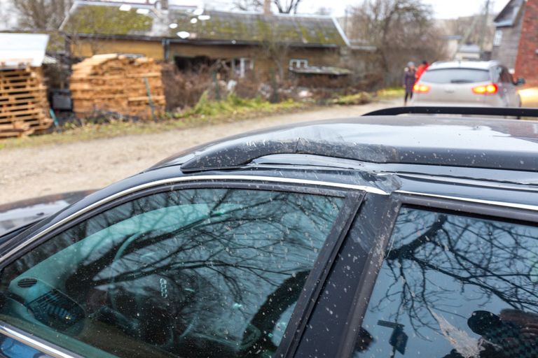 Kalevi ja Vaksali tänava nurgal asuvas väikses parklas seisnud autost lendas BMW üle nii, et riivas tolle katusereelingut.