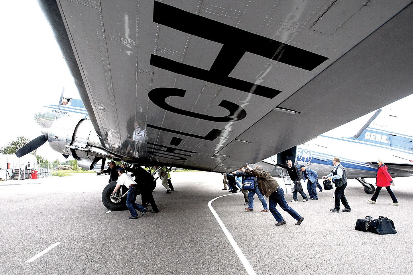 11-tonnise lennukaaluga DC-3 kasutab kütuseks bensiini, mis nii suure lennuki puhul on haruldane ja seega polnud Tartu lennujaamal pakkuda liikuvat bensiinitankurit. Nii tuli Soome õhuveteranide klubi liikmetel lennukit ise bensiinimahutile paar meetrit lähemale lükata.