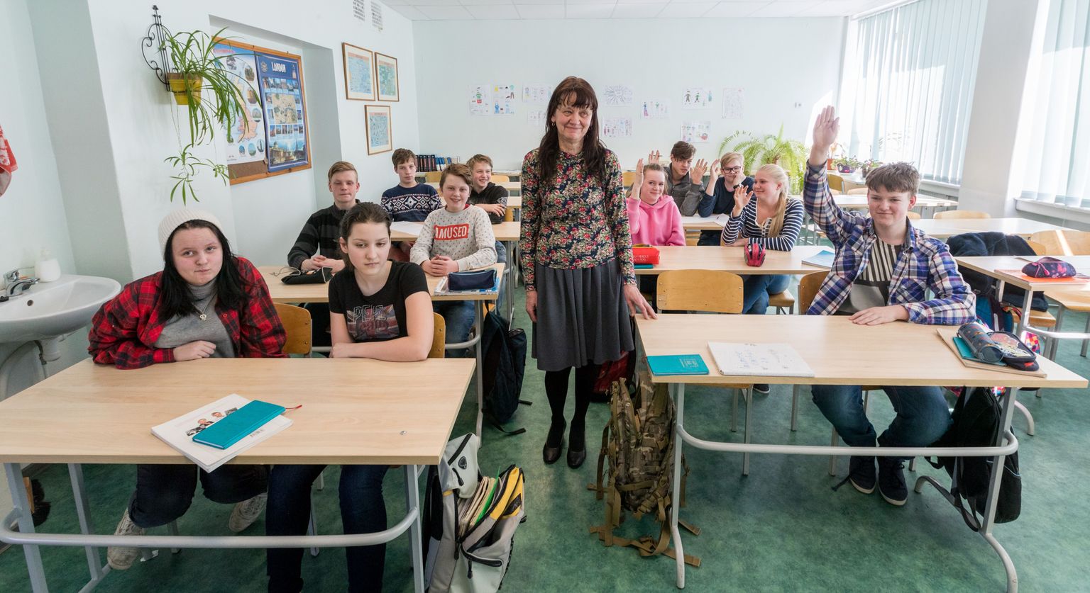 Loksa kooli 8. klassi õpilastest pea pooled elavad Kuusalu vallas, üle poole aga Loksa linnas. Õpetaja Eve Jürgens elab küll vallas, aga sissekirjutatud on linna.
