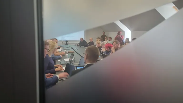 Tänase volikogu istungi põletavaim teema on valla koolivõrgu korrastamine.