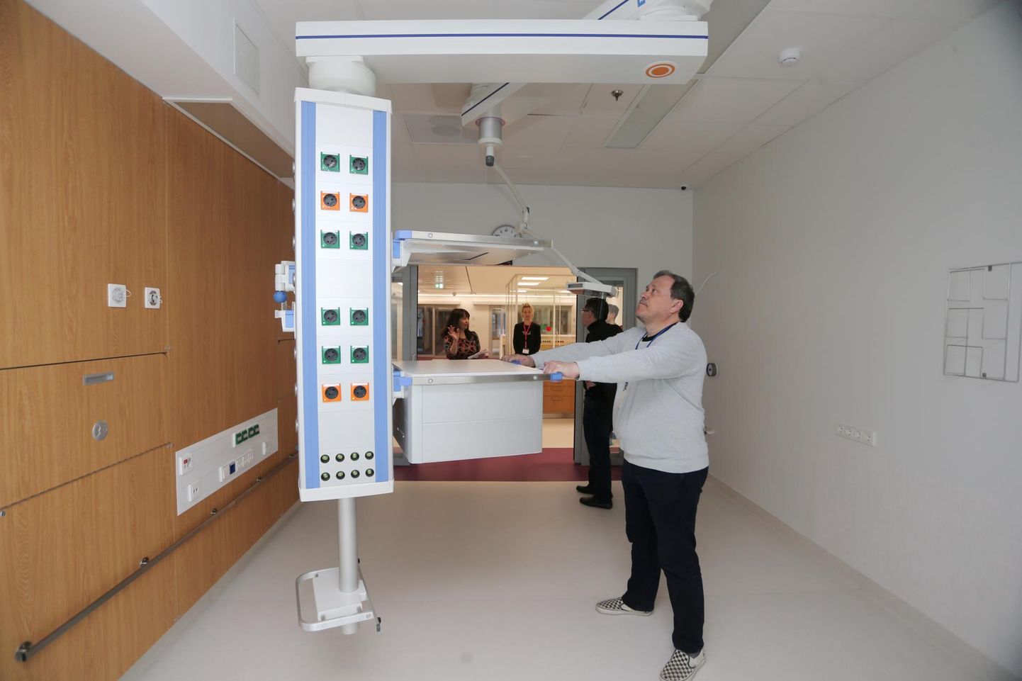 Projektiinsener Peep Pitsner näitab intensiivraviosakonna vastsündinute palatit, kus saab ravida ka mitmikuid, kuvöösid on esialgu puudu.
