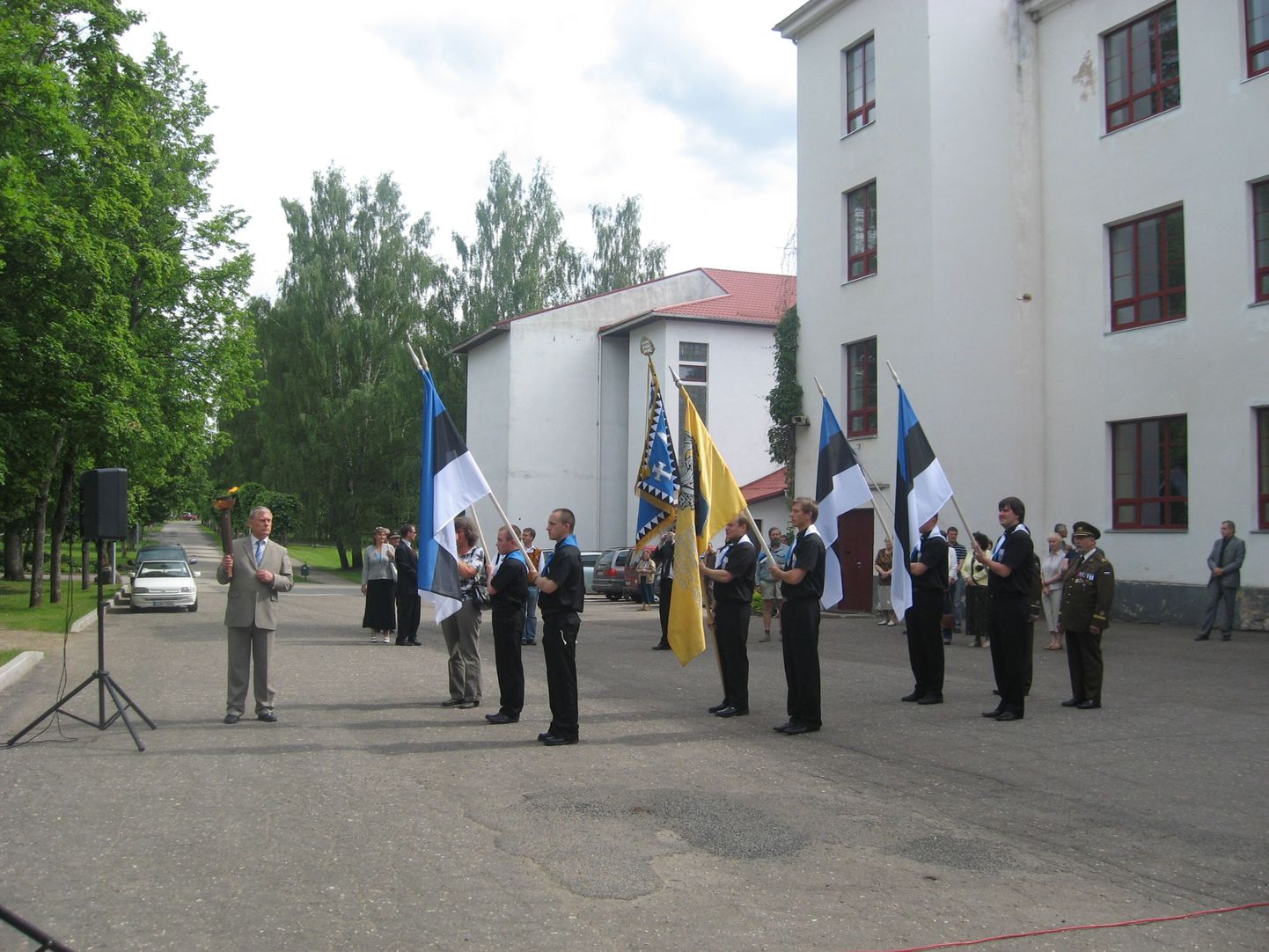 Cesises süüdatud võidutule jõudmine Tõrva linnas oleva Eesti Vabadussõja mälestusmärgi juurde.