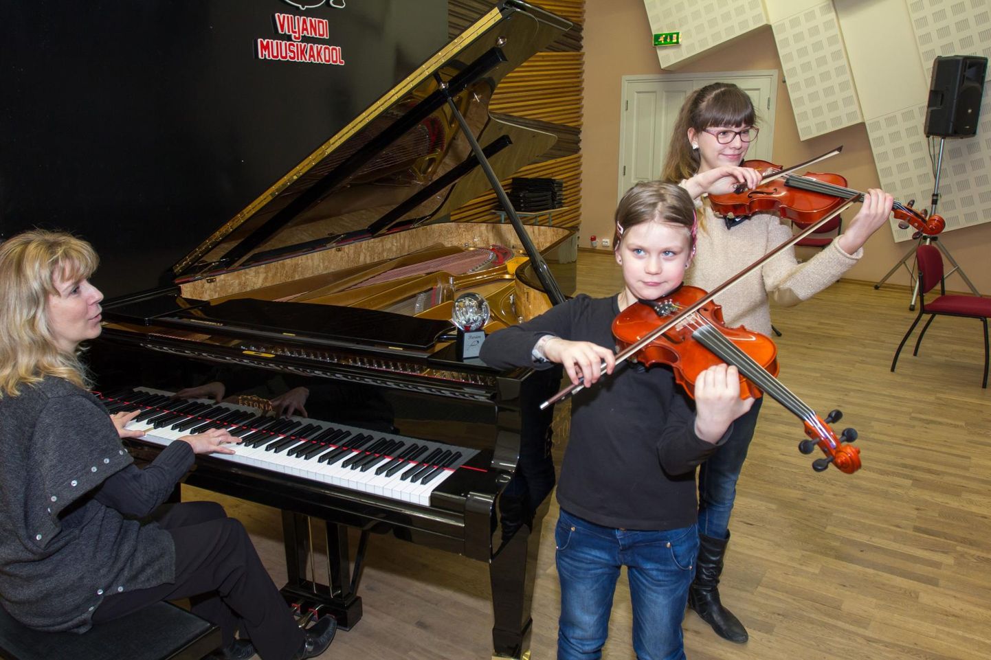 Juhendaja Maarika Reimandi käe all õpivad muusikakoolis viiulit Emma Sepp ja Katrina Merily Reimand.
