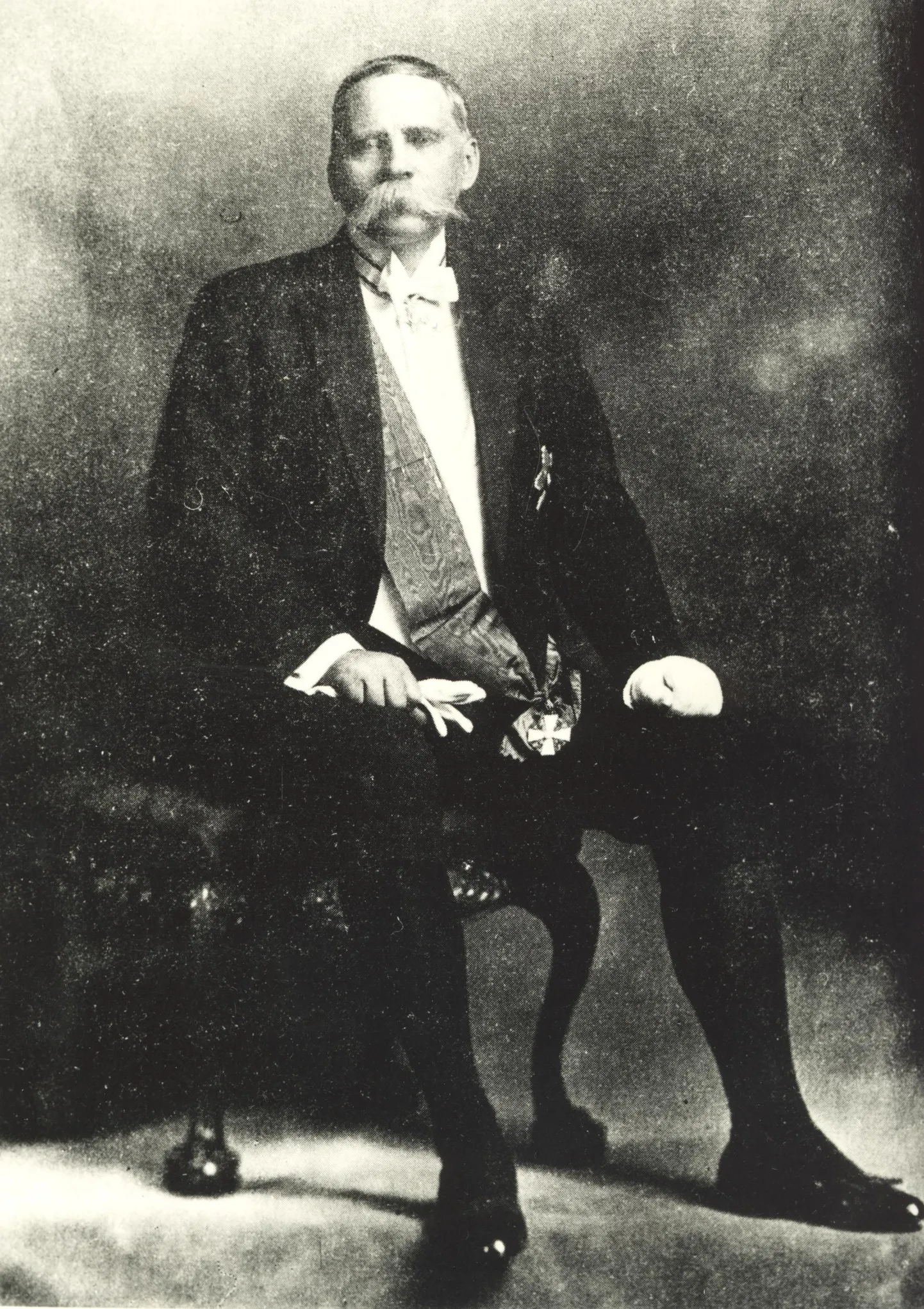 Aasta 1922. Oskar Kallas on nimetatud Eesti Vabariigi saadikuks Londonis. Tema üliõpilaspõlve unistus luua eesti rahva oma muuseum on täitunud.