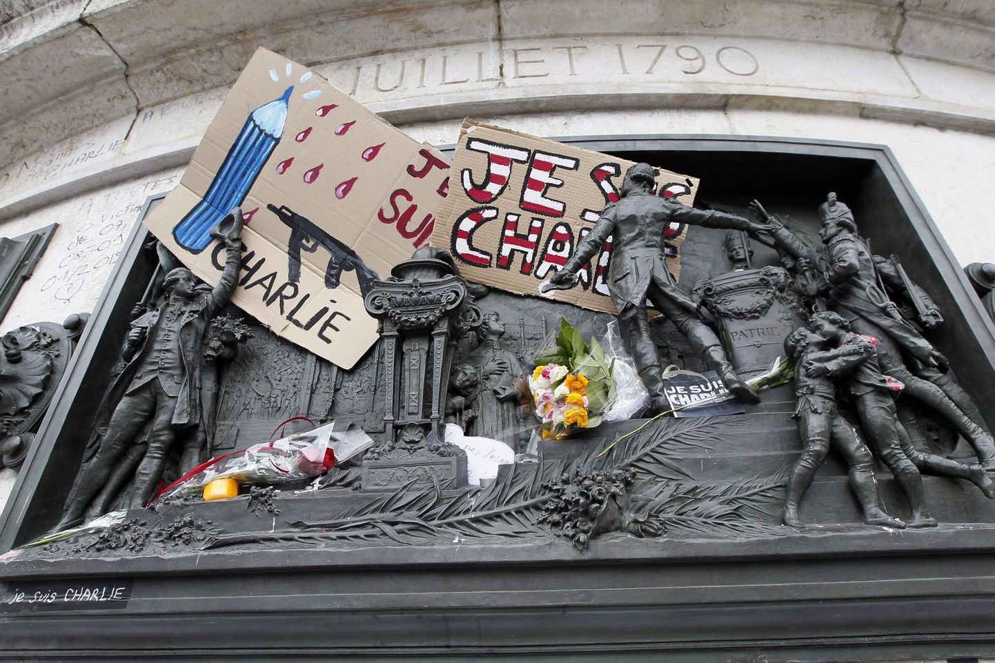 Pariisi Vabariigi väljakule Vabariigi monumendi juurde toodud lilled, küünlad ja plakatid kirjaga «Mina olen Charlie».