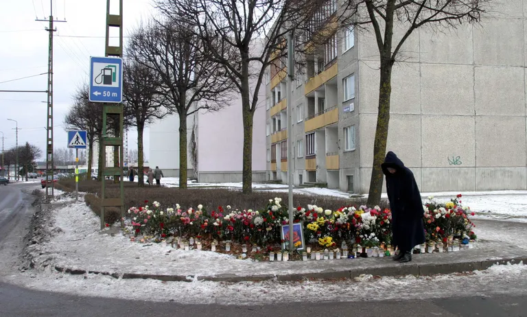 Место, где прогремел взрыв, на следующее утро было усыпано цветами.