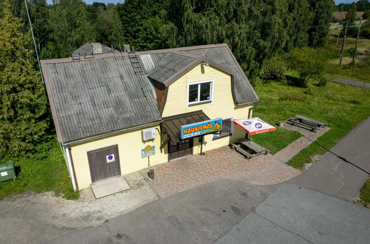 Kaunismäe kaupluses Tänassilmas käiakse muu kraami kõrval ostmas Peipsist püütud ja suitsutatud kala.