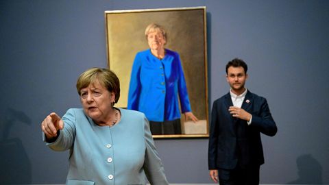 MERKELI VÄIKE SEIKLUS ⟩ Angela Merkel esitles Berliinis enda portreemaali, aga kes selle kinni maksis?
