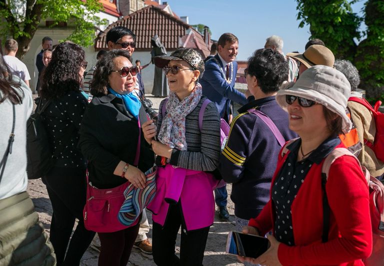 Азиатские туристы в Старом Таллинне.